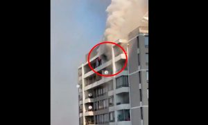 VIDEO| Angustiante escapada: Mujer camina por la cornisa del piso 16 para arrancar de un incendio en Santiago