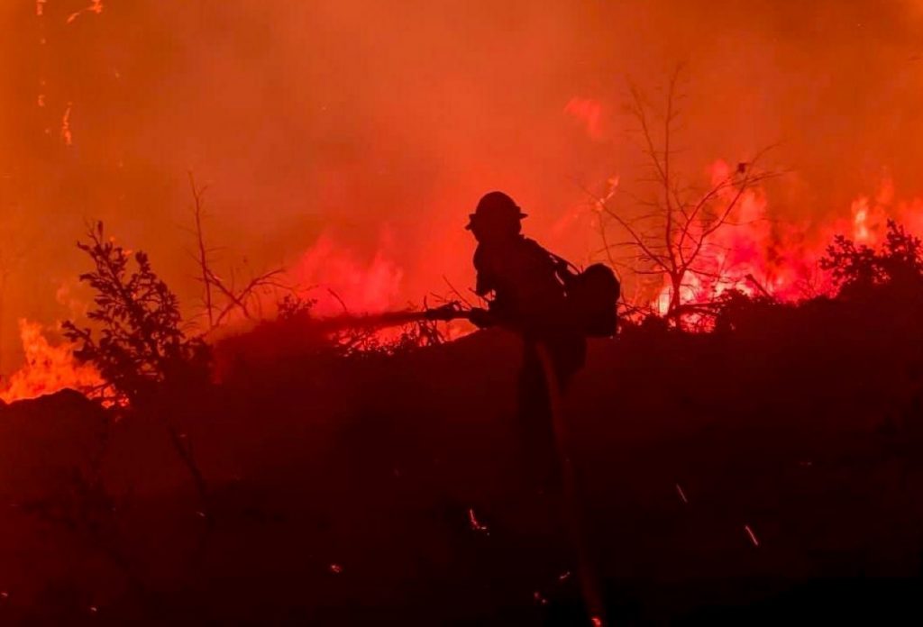 Más de 22.000 bomberos combaten 86 grandes incendios en Estados Unidos