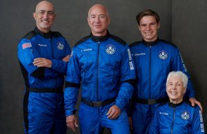 Jeff Bezos regresa a la Tierra tras llegar al espacio a bordo del cohete de Blue Origin