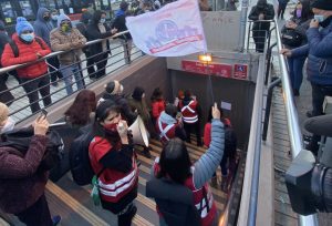 VIDEO| Trabajadores de Metro protestan dejando pasar gratis a público y empresa cierra dos estaciones
