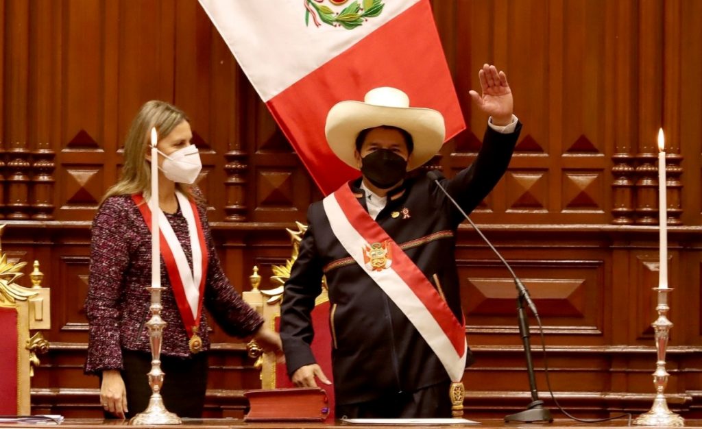 Pedro Castillo juró ante el Congreso y asumió la presidencia de Perú