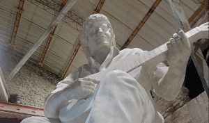 Municipio de San Joaquín comienza visitas guiadas a escultura de 12 toneladas de Víctor Jara