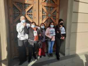“No permitiremos ni un montaje más”: Familiares de presos de la revuelta se encadenaron al Palacio de Tribunales de Justicia