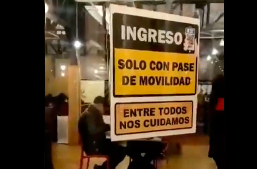 VIDEO| Anti vacuna quiso entrar a conocido restaurante de Puerto Montt y recibe contundente respuesta: “Te estoy cuidando”