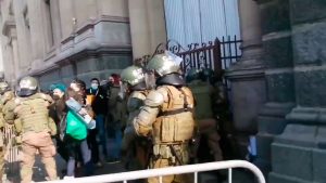 VIDEO| Carabineros detiene a constituyentes Alejandra Pérez y Manuel Woldarsky en medio de incidentes en Plaza de Armas