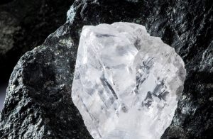 Compañía canadiense encuentra en Sudáfrica el tercer diamante más grande del mundo