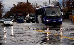 Alertan que lluvia en Santiago será intensa y concentrada en pocas horas: Hasta 50mm en la capital