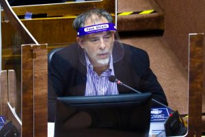 Senador Girardi denuncia amenazas de grupos antivacunas en su contra: "Han orquestado una campaña de amedrentamientos"