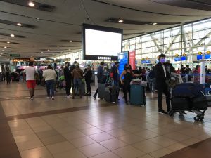 Reapertura de fronteras: Casi el 80% de viajeros contagiados llega con variante Delta y Colmed critica a Minsal