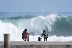 VIDEO| Marejadas anormales y destructivas afectan al litoral central: Autoridad llama a la responsabilidad de turistas