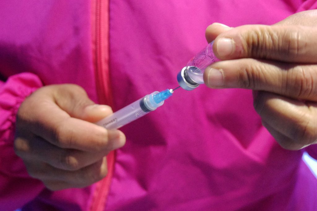 Pfizer anuncia que nueva vacuna contra variante Ómicron estará lista en los próximos meses