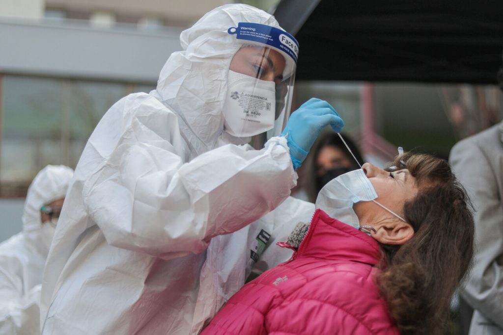 Reporte Minsal sobre COVID-19 en Chile informa la positividad más baja de toda la pandemia
