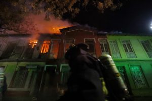 Bomberos de Santiago debe movilizarse tras dos grandes incendios casi simultáneos: Uno de ellos en un cité