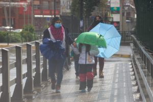 ¿Lluvia para Santiago?: Revisa el pronóstico del clima ante la llegada de nuevo sistema frontal