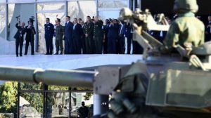 Lo acusan de amedrentamiento: Bolsonaro recibe desfile militar entre serias críticas de la oposición