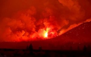 El incendio Dixie sigue amenazando a California tras un mes ardiendo