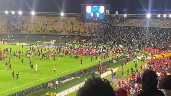 VIDEO| Regreso del público a los estadios en Colombia fue de la peor manera: Barras bravas se enfrentaron en plena cancha