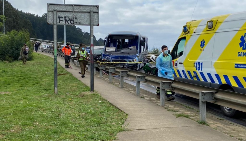 Grave accidente de tránsito en ‘Subida El Pescador’ de Talcahuano deja dos muertos y 19 heridos