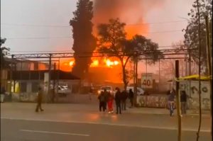 Voraz incendio en cité de Matucana en Estación Central deja 60 damnificados y destrucción total de casas