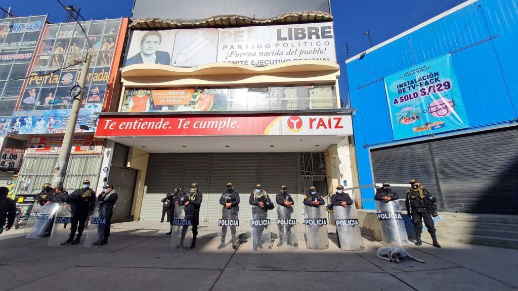 Perú: Allanan locales del partido del presidente Castillo por presunto lavado de activos