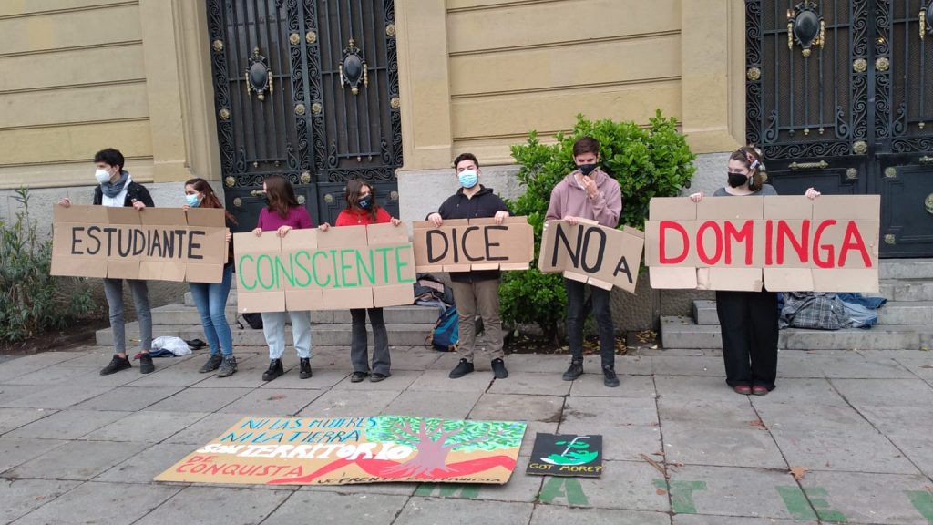 «¿Qué dice nuestra universidad?»: Estudiantes UC emplazan a rector Sánchez a rechazar proyecto Dominga