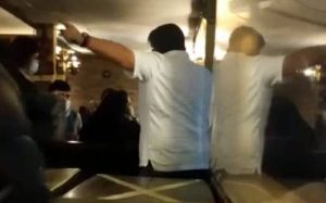VIDEO| “¡Váyanse, irresponsables!”: Administrador de bar expulsa a personas con Pase de Movilidad no habilitado