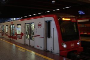 Detienen a dos personas por rayar vagón del Metro de Santiago en la Línea 4A