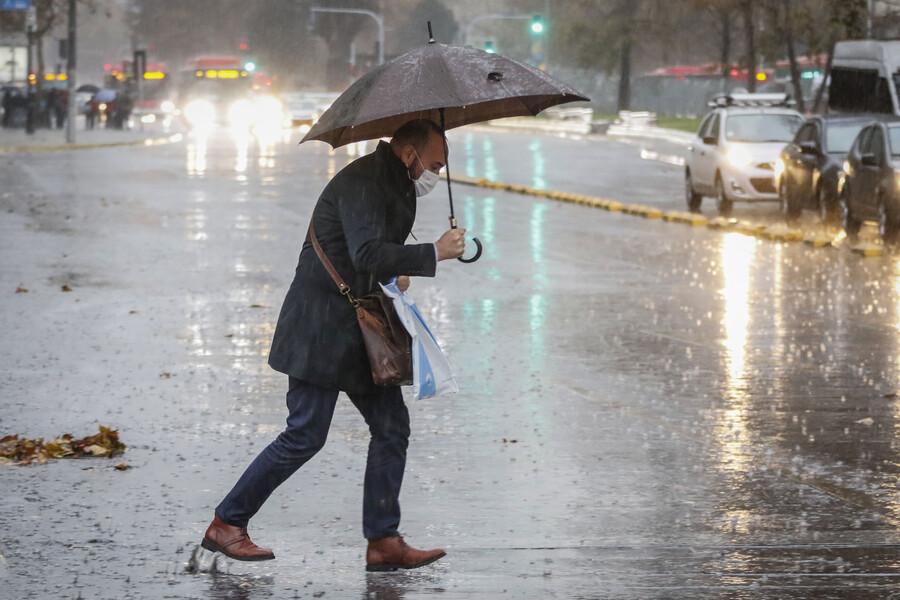 Onemi declara Alerta Temprana Preventiva en Santiago por evento de lluvias y viento