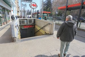Metro de Santiago sufre nueva falla masiva y Línea 1 funciona sólo parcialmente