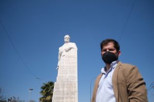 “No podrán mancillar su legado”: Gabriel Boric condena el ataque al monumento de Allende