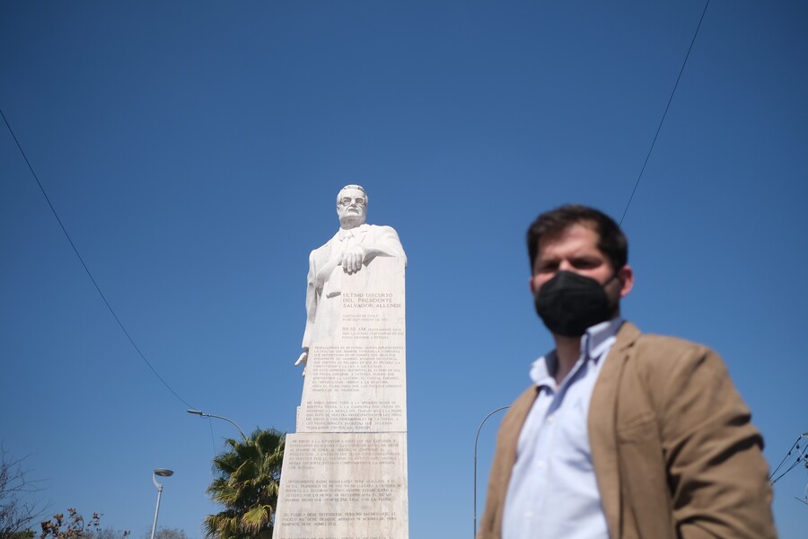 “No podrán mancillar su legado”: Gabriel Boric condena el ataque al monumento de Allende