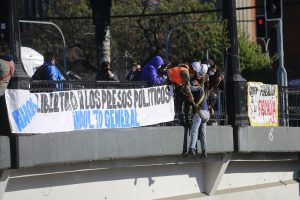 VIDEO| Padres de presos del estallido social protestan y se encadenan en Puente Pío Nono
