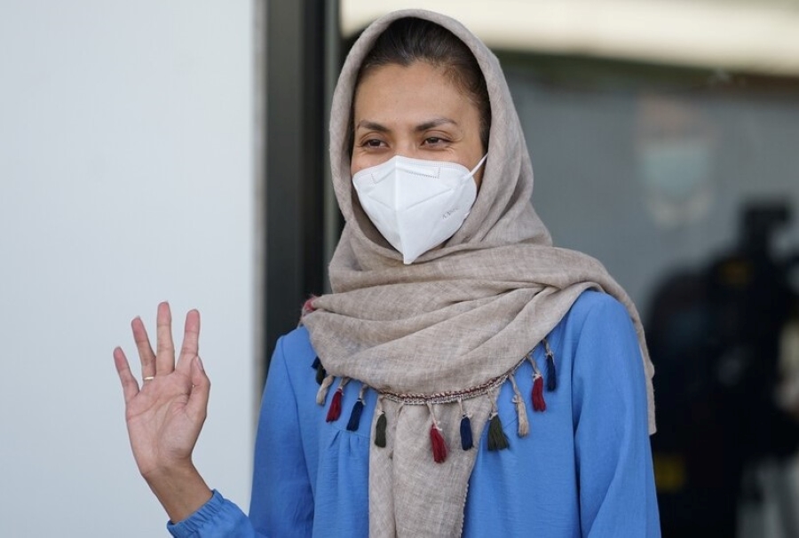 Primera refugiada afgana llega a Chile, agradecida que «por fin» dormirá tranquila