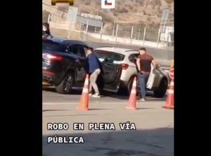 VIDEO| Asaltantes roban vehículo en plena luz del día y con testigos