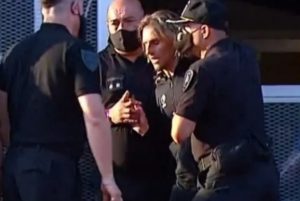 VIDEO| Otro día de furia de Beccacece: Lanza botella y discute con policía en plena cancha