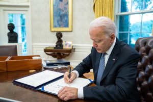 Biden asume responsabilidad por maltrato a migrantes y advierte que habrá consecuencias