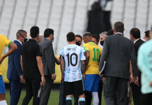Regulador sanitario brasileño irrumpe en duelo Brasil vs Argentina: Partido fue suspendido