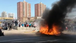 VIDEO| Grupo de personas quema carpas de migrantes tras marcha en Iquique