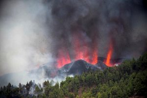 VIDEO| TV española capta en vivo la erupción de un volcán y los destrozos que provoca
