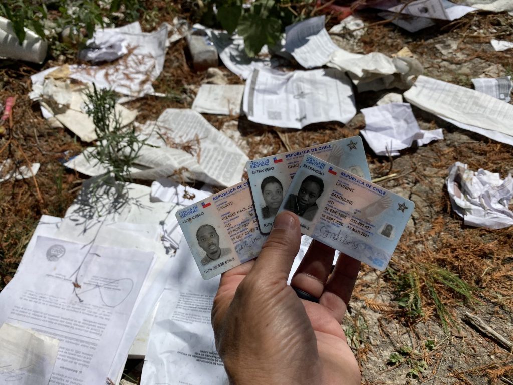 Migrantes haitianos desechan decenas de carnets chilenos en colapsada frontera de EE.UU.