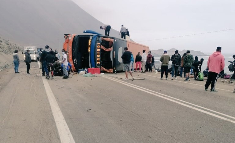 Volcamiento en Iquique deja 40 lesionados: Ocho personas se encuentran en estado crítico