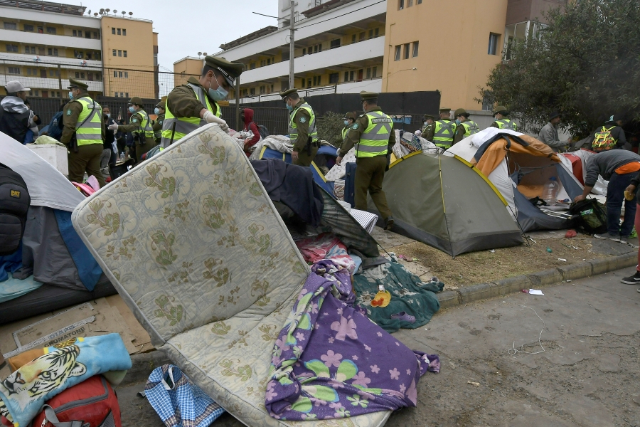 Carabineros desaloja a una decena de migrantes de una plaza en Iquique