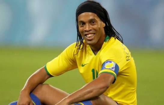Atención hinchas: Ronaldinho, Valderrama, Totti y más estrellas vendrían a jugar en Chile