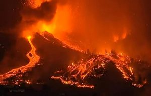 España: Río de lava arrasa 166 casas en la isla de La Palma, camino al mar