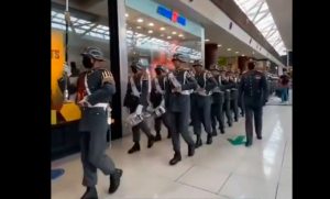 VIDEO| Polémica por desfile de militares sin mascarillas en mall y post 11 de septiembre