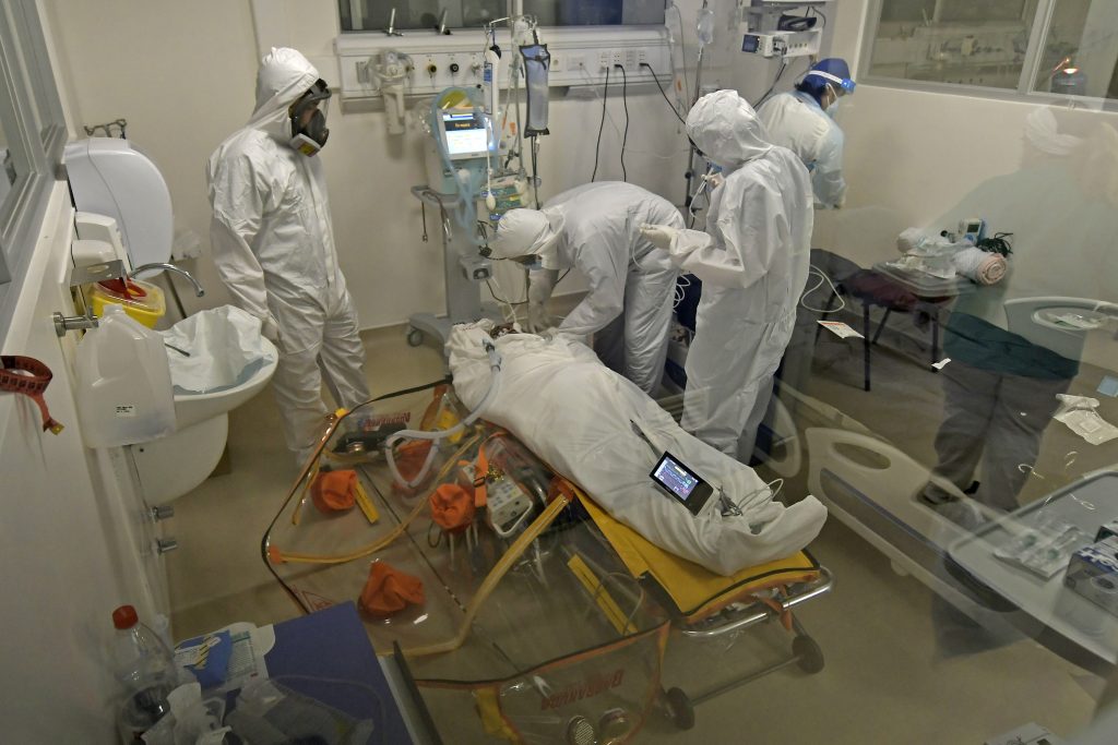 Pandemia sigue en alza: COVID-19 en Chile suma más de 1.500 casos y sobre 7.500 activos