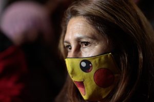 VIDEO| Constituyente "Tía Pikachu" es agredida en manifestación contra Piñera en Baquedano