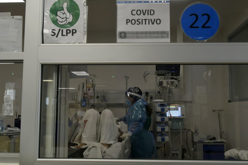 COVID-19 en Chile: Minsal reporta casi 900 contagios y positividad RM sigue en 2%