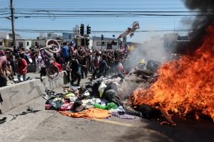 Un coche en llamas: El daño a la infancia migrante tras marcha xenófoba en Iquique
