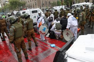 Muere mujer herida durante manifestación en el centro de Santiago